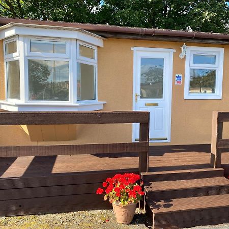 1-Bedroom Semi-Detached Chalet In Uddingston, Glasgow Екстер'єр фото