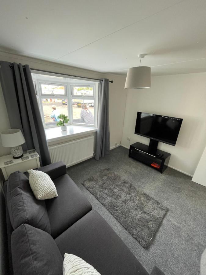 1-Bedroom Semi-Detached Chalet In Uddingston, Glasgow Екстер'єр фото