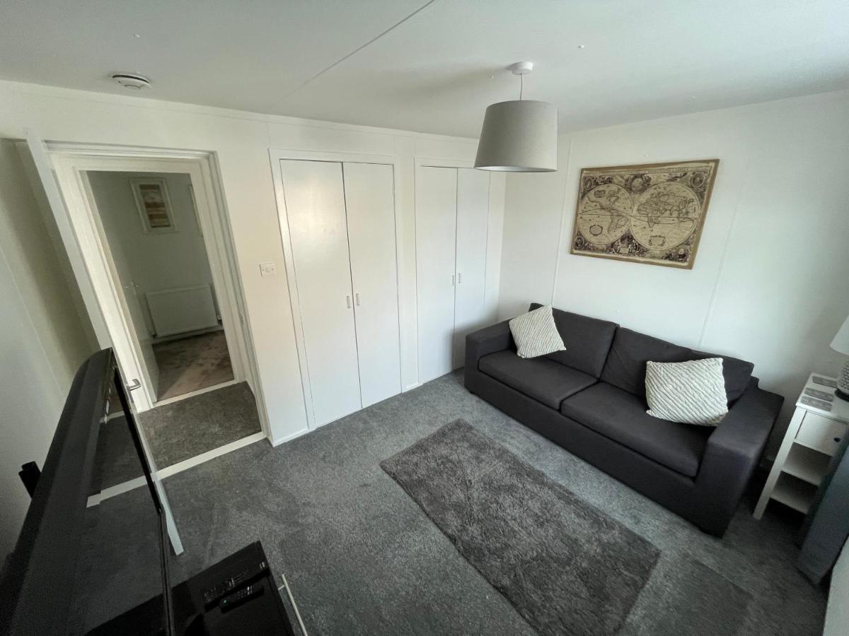 1-Bedroom Semi-Detached Chalet In Uddingston, Glasgow Екстер'єр фото