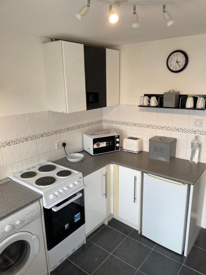 1-Bedroom Semi-Detached Chalet In Uddingston, Glasgow Екстер'єр фото