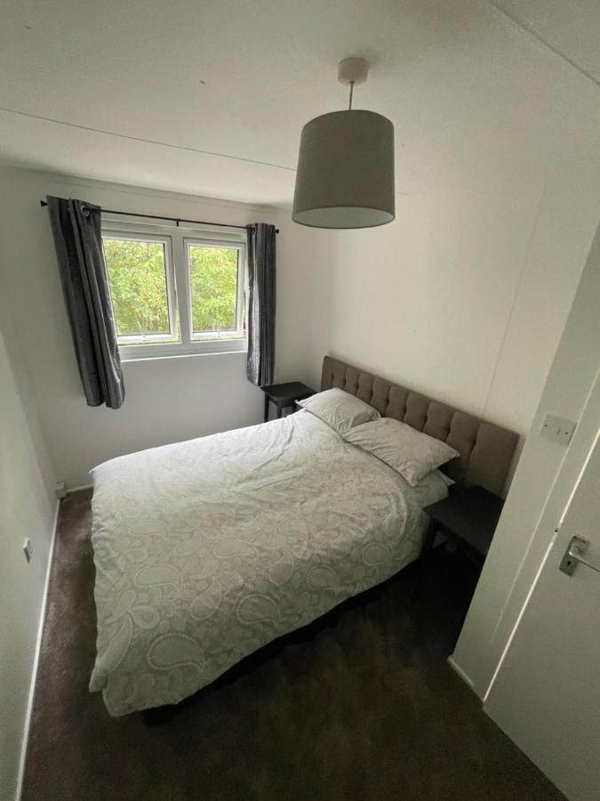 1-Bedroom Semi-Detached Chalet In Uddingston, Glasgow Екстер'єр фото