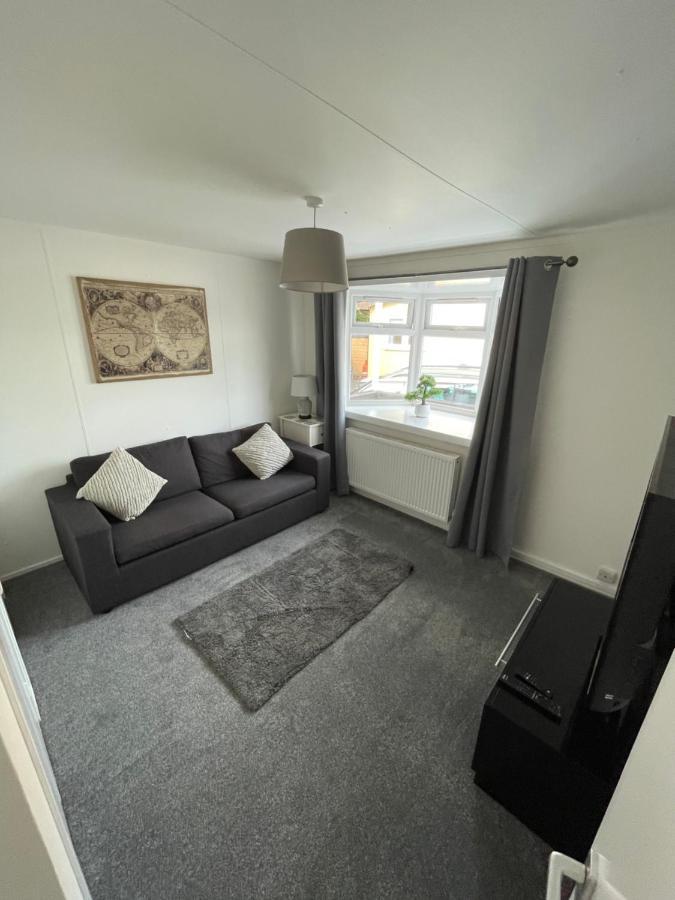 1-Bedroom Semi-Detached Chalet In Uddingston, Glasgow Екстер'єр фото